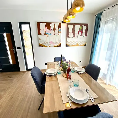Luxury House Prestige - *